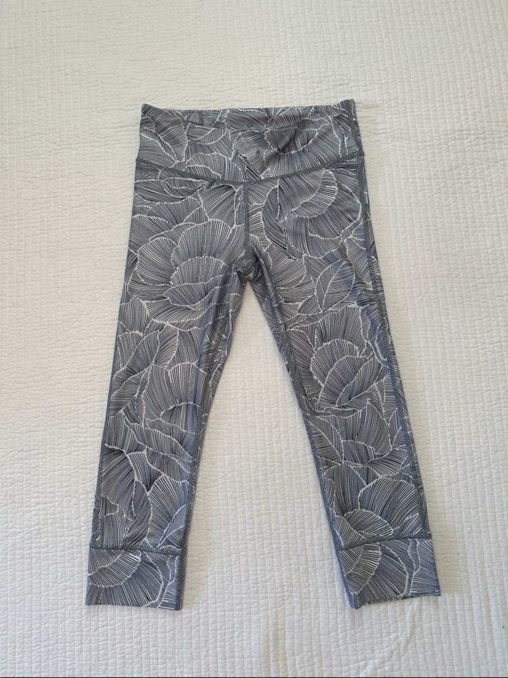 GAP Gray & White Floral-Print Cropped Leggings - Size Small